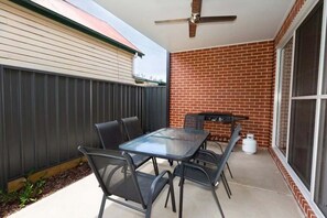 Outdoor dining - Glen’s Inner City Escape - CBD Central (Wagga Wagga)