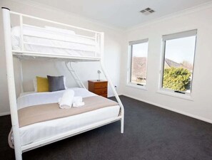 4 slaapkamers, een bureau, een strijkplank/strijkijzer, reisbedje