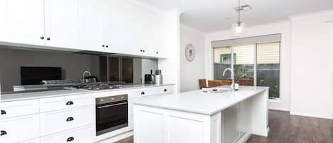 ثلاجة، ميكروويف، فرن، موقد طهي مسطح