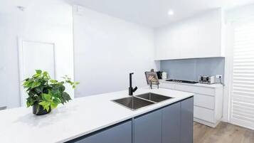 Refrigerador, microondas, horno y parrilla de estufa