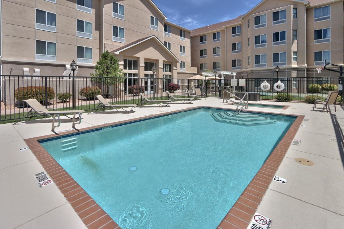 Great Vacation Escape! Comfy Unit! Parking and Pool!