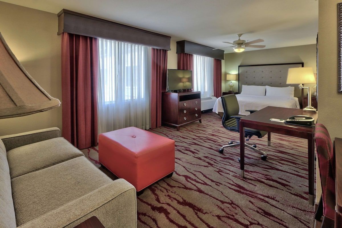 Great Vacation Escape! Comfy Unit! Parking and Pool!