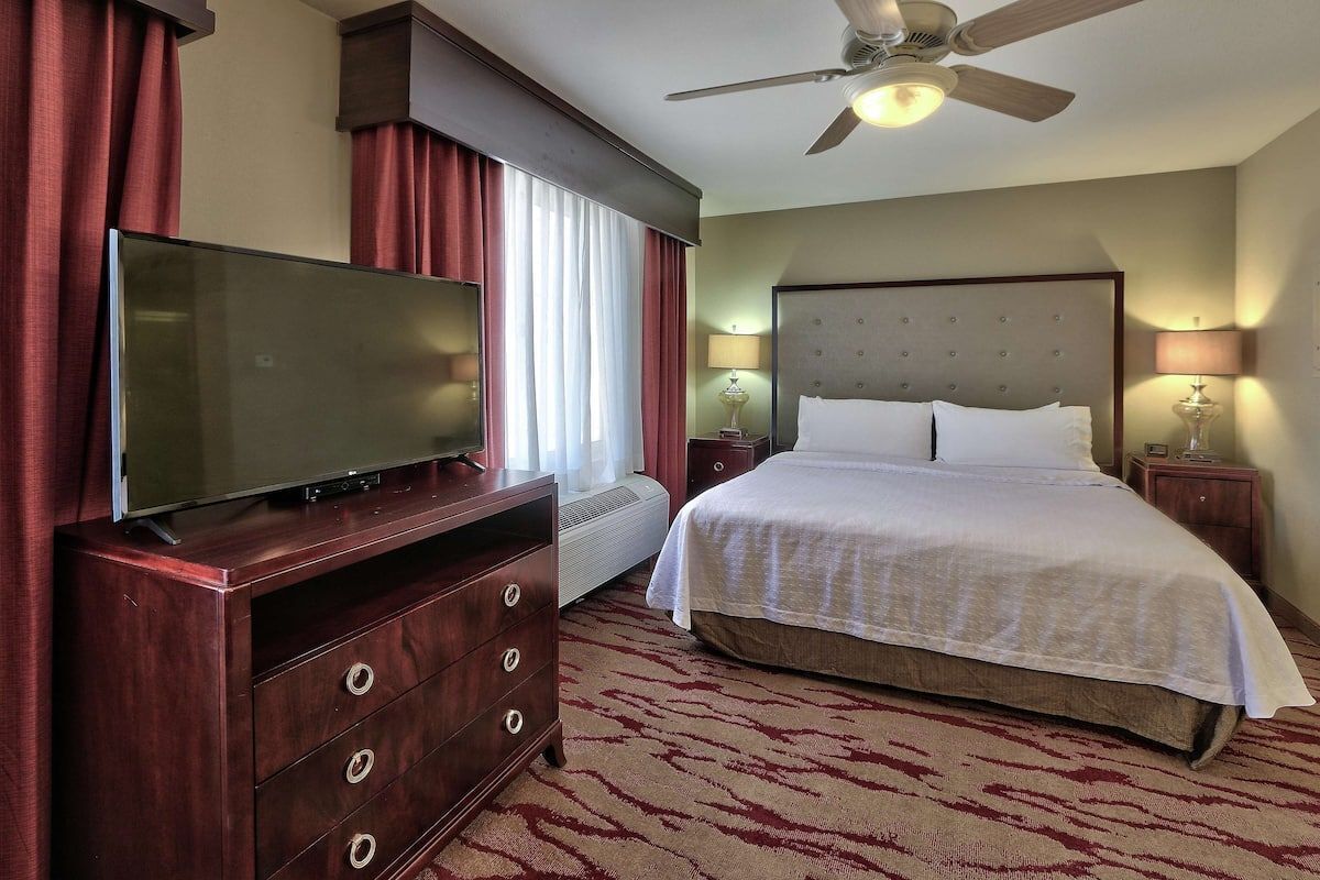 Great Vacation Escape! Comfy Unit! Parking and Pool!