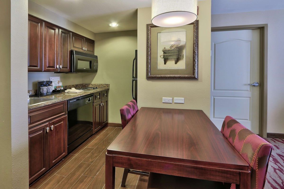 Three Spacious Units, Pool, Kitchenette, Shuttle, Breakfast