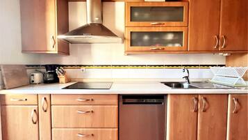 Mikrowelle, Ofen, Geschirrspüler, Wasserkocher mit Kaffee-/Teezubehör