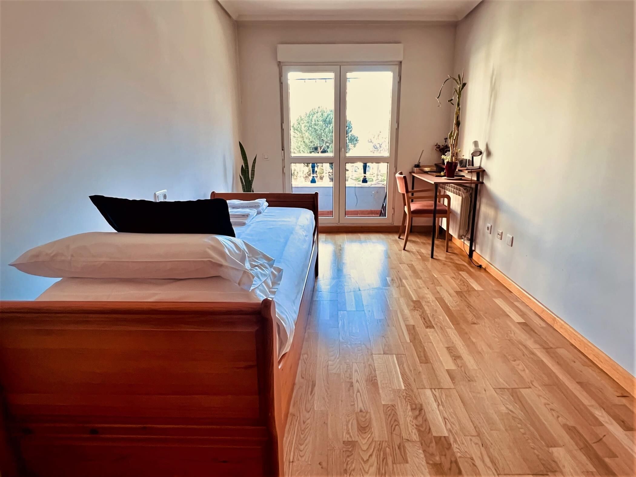 2 habitaciones, tabla de planchar con plancha, internet y ropa de cama 