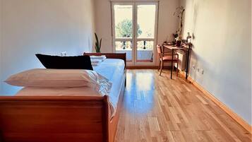 2 chambres, fer et planche à repasser, accès Internet, draps fournis