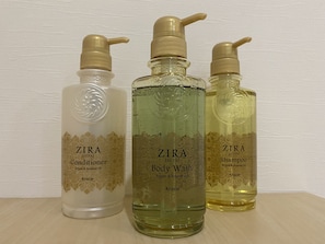 Combined shower/bathtub, hair dryer, towels