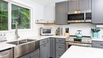 Jääkaappi, mikroaaltouuni, uuni, liesi