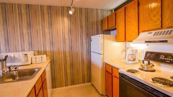Condo, 1 King Bed (Pinnacle C16) | Private kitchen | Fridge, microwave, oven, stovetop