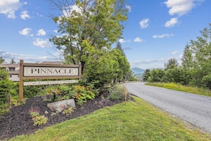 Apartment, 1 King-Bett (Pinnacle C16) | Unterkunftsgelände