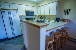 House, Multiple Beds (Woods E4) | Private kitchen