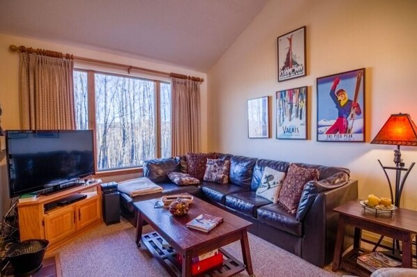 House, Multiple Beds (Woods E4) | Living room