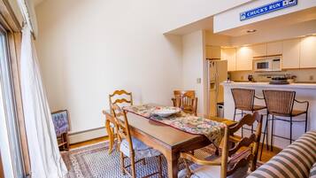 Apartamento, várias camas (Colony Club C12) | Cozinha privada | Fogão, torradeira