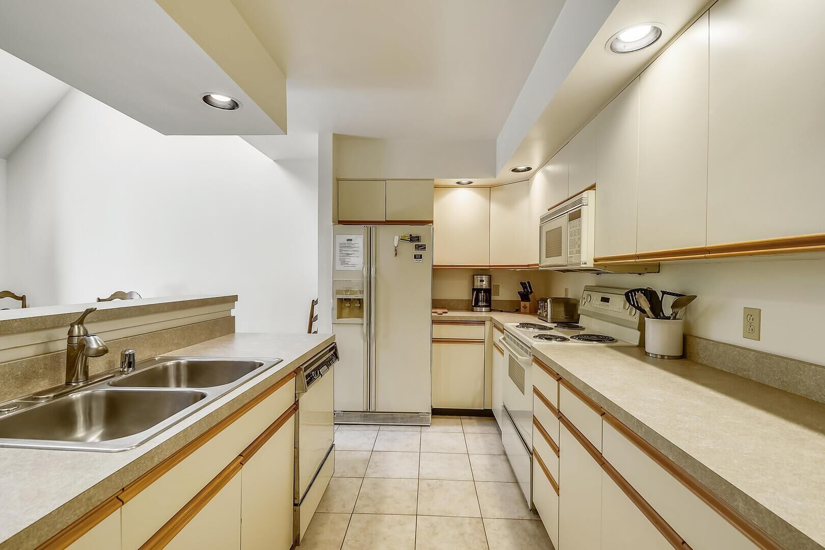 Apartment, Multiple Beds (Colony Club C12) | Private kitchen | Oven, toaster
