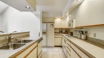 Apartment, Multiple Beds (Colony Club C12) | Private kitchen | Oven, toaster