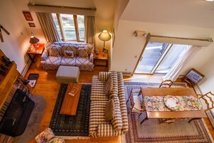 3 habitaciones, tabla de planchar con plancha y ropa de cama