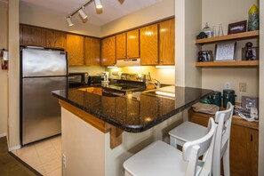 Condo, 1 Queen Bed with Sofa bed (Pinnacle F21) | Private kitchen