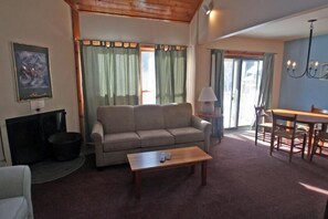 아파트 (Trail Creek 05) | 거실