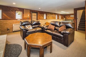 Televisión, reproductor de DVD, mesa de ping pong