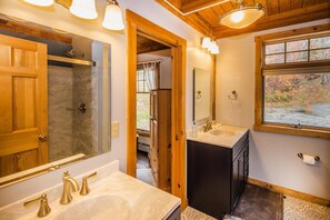Ferienhaus, Mehrere Betten (Viewmont Chalet) | Badezimmer | Shampoo