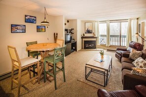 公寓客房, 多張床 (Pinnacle F8) | 客廳 | 電視、壁爐