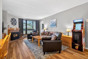 Living area - Pinnacle E08 (Killington)