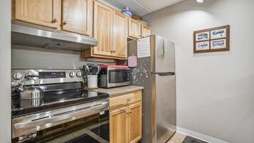 Kondominium, 1 Tempat Tidur King dengan tempat tidur Sofa (Pinnacle E08) | Dapur pribadi