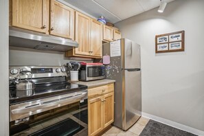 Condo, 1 King Bed with Sofa bed (Pinnacle E08) | Private kitchen
