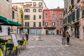 Unclassified image, 2 of 59, button - Family Colours close to @Rialto Mercato (Venezia)