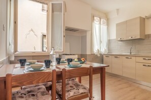Microwave, stovetop, dishwasher, cookware/dishes/utensils - Family Colours close to @Rialto Mercato (Venezia)