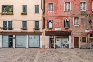 Unclassified image, 2 of 59, button - Family Colours close to @Rialto Mercato (Venezia)