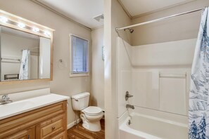 A bathroom with a vanity, toilet, and bathtub. - Hemlock Ridge 1D (Killington)