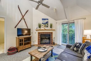 Condo, 2 Queen Beds (Woods Village 37) | Living area | Flat-screen TV