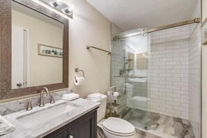 Condo, 2 camas Queen (Woods Village 37) | Banheiro | Toalhas de banho, sabonete, shampoo 