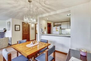 Condo, 1 Queen Bed with Sofa bed (Sunrise Cambridge 101) | Dining