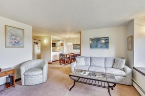 Condo, 1 cama Queen size y sofá cama (Sunrise Cambridge 101) | Área de sala de estar | Televisión de pantalla plana y chimenea 