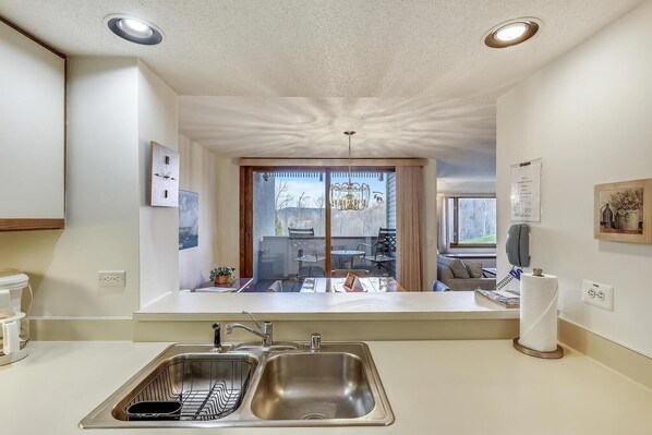 Condo, 1 Queen Bed with Sofa bed (Sunrise Cambridge 101) | Private kitchen | Fridge, microwave, stovetop, dishwasher - Sunrise Cambridge 101 (Killington)