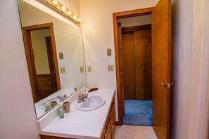 Casa, varias camas (Hideout Chalet) | Baño | Toallas 