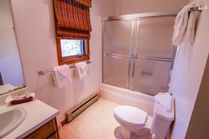 Ferienhaus, Mehrere Betten (Hideout Chalet) | Badezimmer | Handtücher