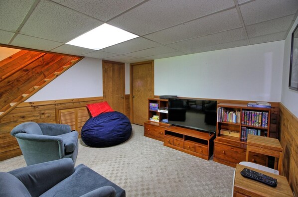 Casa, varias camas (Hideout Chalet) | Sala de estar | Televisión de pantalla plana, chimenea y tenis de mesa 