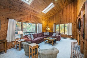 Hus, flere senger (Hideout Chalet) | Oppholdsrom | Flatskjerm-TV, peis og bordtennis
