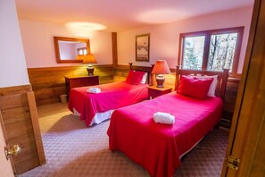 Huis, meerdere bedden (Hideout Chalet) | 5 slaapkamers, een strijkplank/strijkijzer, beddengoed