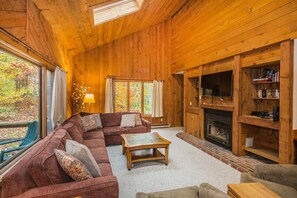 Hus, flere senger (Hideout Chalet) | Oppholdsrom | Flatskjerm-TV, peis og bordtennis