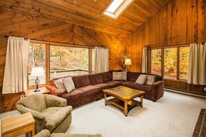 Huis, meerdere bedden (Hideout Chalet) | Woonkamer | Een flatscreentelevisie, een open haard en een tafeltennistafel