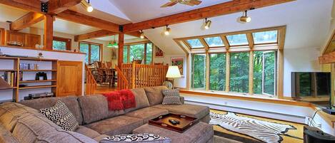House, Multiple Beds (Lakewood Lodge) | Living area