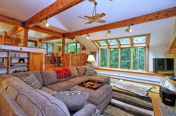 House, Multiple Beds (Lakewood Lodge) | Living area