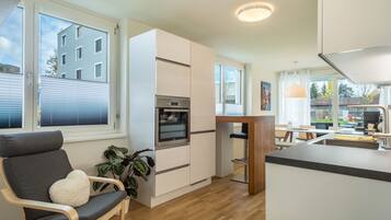 Fridge, oven, stovetop, dishwasher