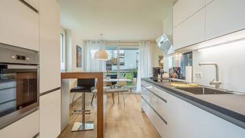 Fridge, oven, stovetop, dishwasher
