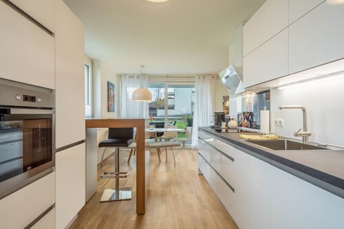 Ferienwohnung "Sunny" mit Bergblick, WLAN und privater Terrasse